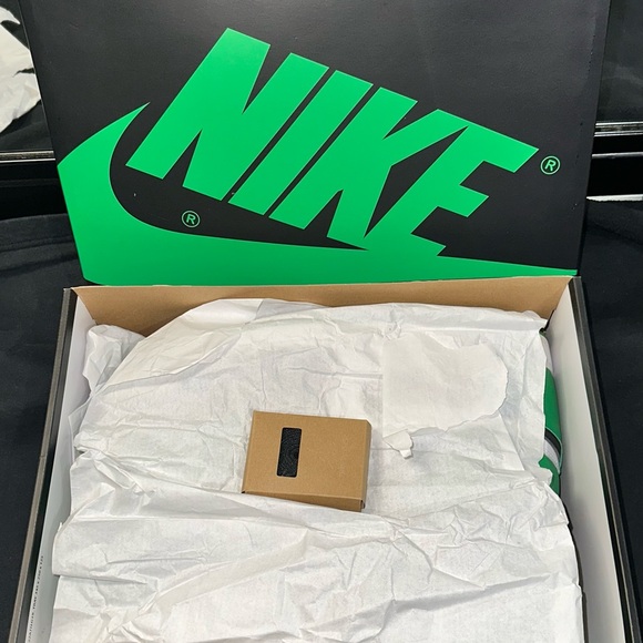 Air Jordan 1 High OG “ Lucky Green”   2023 - Picture 12 of 16